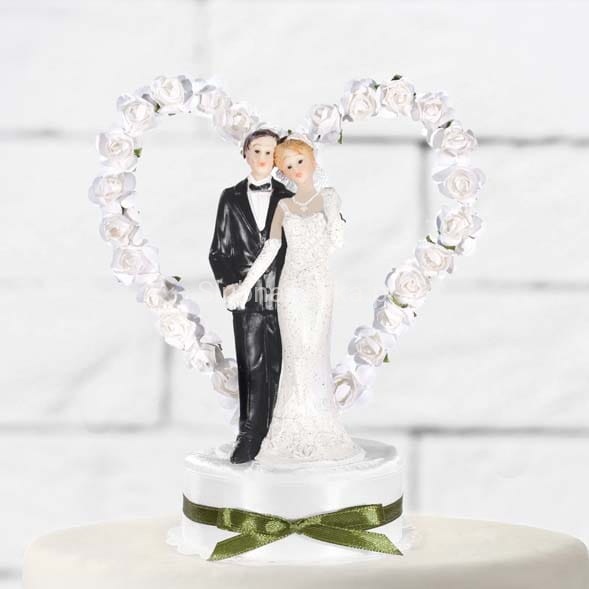 młoda para i serce z róż.jpg