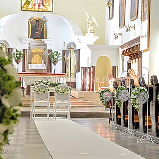 biały dywan w kościele.jpg