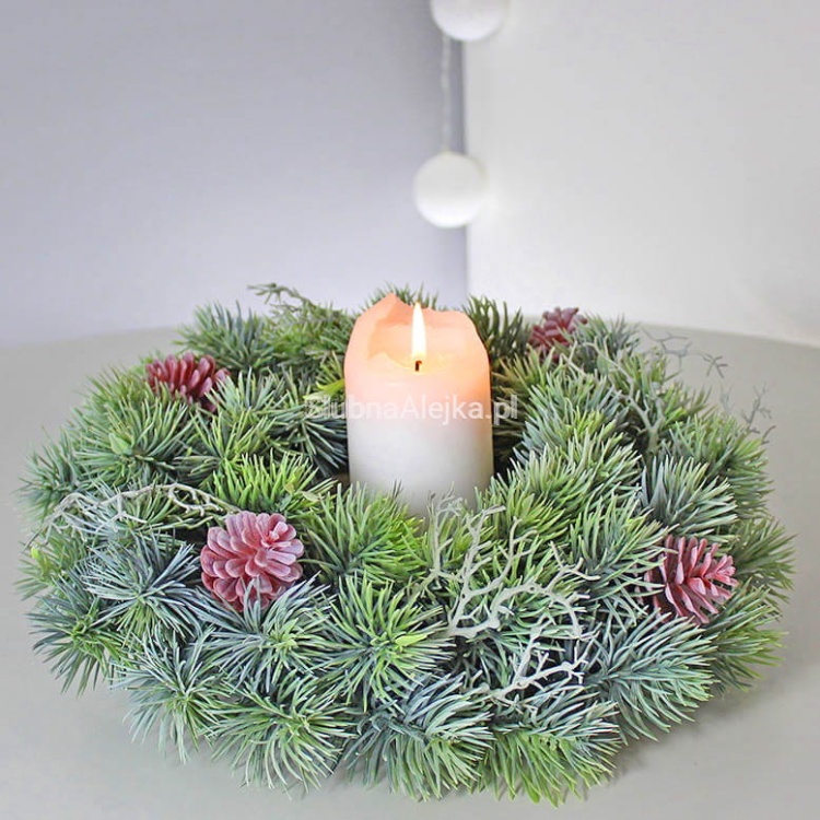 wianek-swiateczny-mrozony-z-szyszkami-28-cm.jpg
