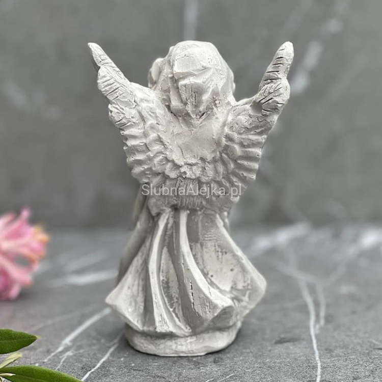 aniolek modlacy się szary 15 cm 3.jpg