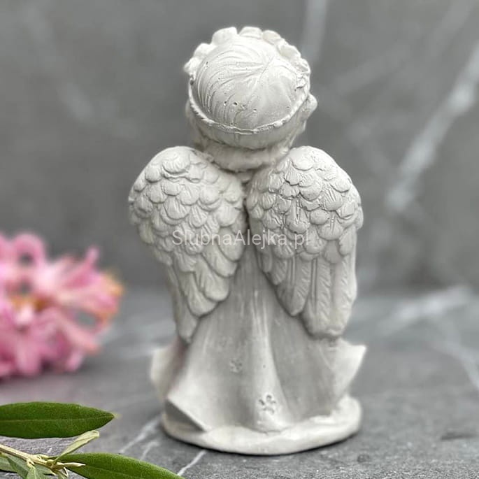 aniołek z wianuszkiem i krzyżem figurka komunijna szary 13 cm 3.jpg