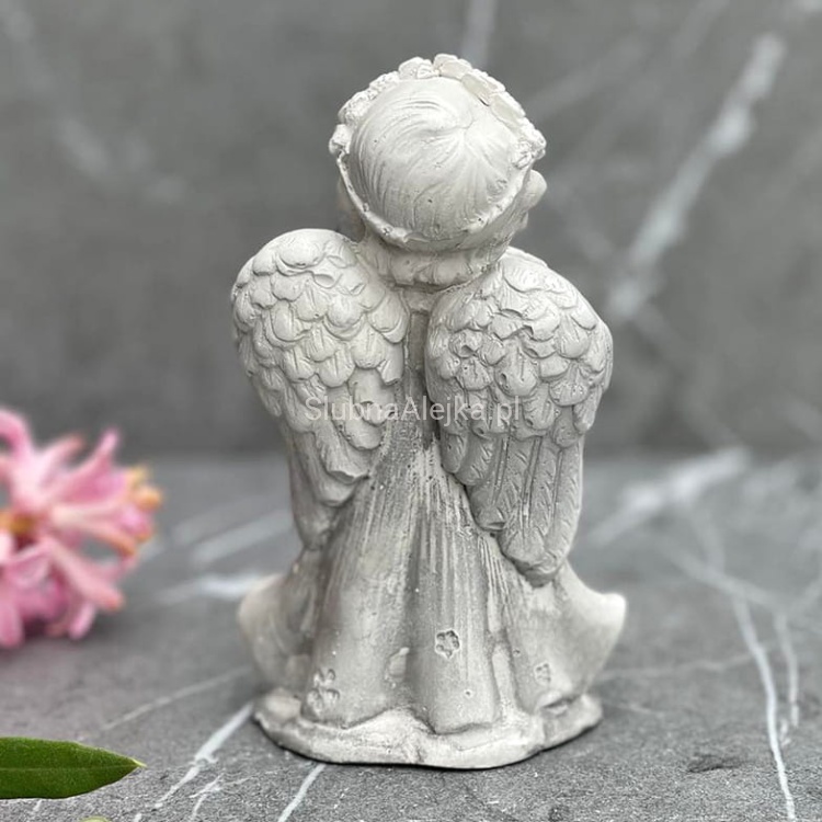 Aniołek z pismem sw. figurka komunijna szary 13 cm.3.jpg