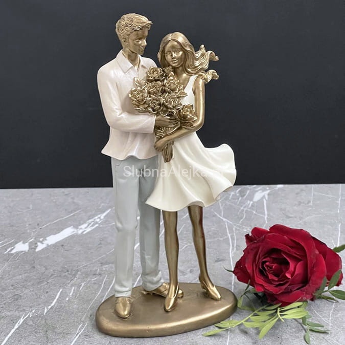Figurka dekoracyjna ceramiczna para z bukietem roz.jpg