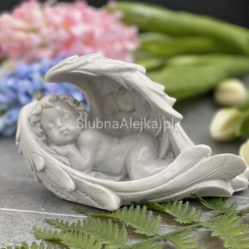 aniołek otulony skrzydłami szary.jpg