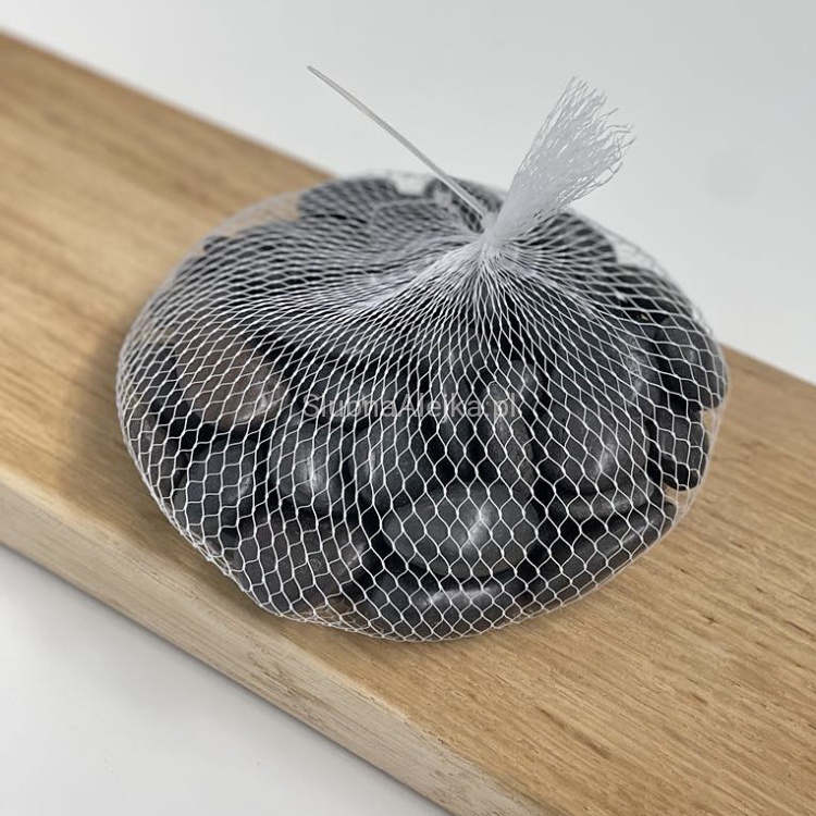 kamienie dekoracyjne otoczaki w czarne w siatce 1 kg.jpg