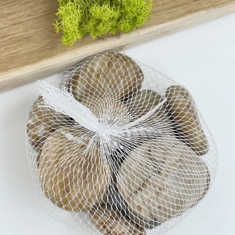 kamienie dekoracyjne bezowe w siatce 1kg.jpg