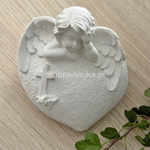 Anioł na sercu figurkaa nagrobna Biała 11x11 cm.jpg