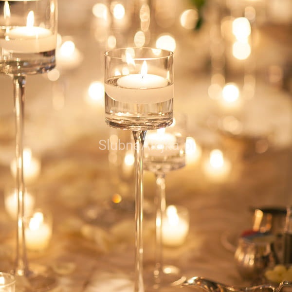 swiecznik szklany na nodze.jpg